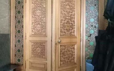 درب گره‌چینی سبک اسلامی؛ هنر چوب سنتی در گروه مهندسی فن و هنر