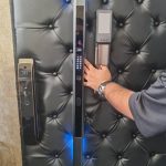 امنیت خانه از درب ورودی شروع می‌شود! درب ورودی، اولین سد دفاعی ساختمان در برابر نفوذ غیرمجاز است. یک درب ضعیف یا قفل معمولی، ریسک سرقت و نفوذ را چندین برابر می‌کند. به همین دلیل، بسیاری از معماران و