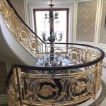 پلههای لوکس برنجی با نرده چوب سخت، ساخته شده با دقت CNC و پوشش طلا با فناوری PVD. مناسب برای ویلاها و دکوراسیون داخلی لوکس دو طبقه. طراحی و نصب شده توسط گروه مهندسی فن و هنر.