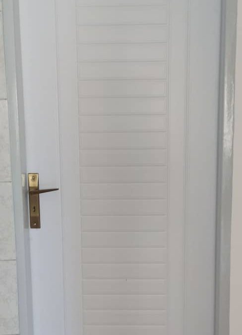 درب اتاقی و سرویسی PVC ۵ میل: راهنمای جامع خرید + مزایا و معایب