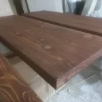 رنگکاری حرفهای کف پله چوب کاج روسی در پروژه میگون | اجرای لوکس با ماندگاری بالا