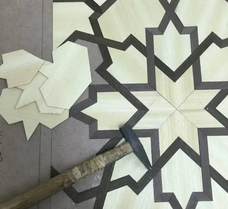 لیزر چوب و روکش در ضخامت‌های ۰.۰۶ الی ۲ میلیمتر با نقوش هندسی و گل و مرغ و گره‌چینی با روکش