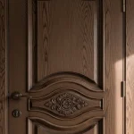 درب کلاسیک تمام چوب سفارشی با منبت‌کاری ظریف – صنایع چوب فن و هنر