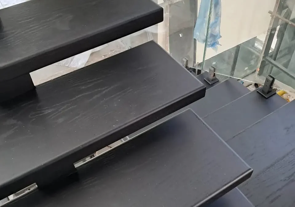 طراحی و ساخت پله مشکی لوکس؛ از سنگ مرمر تا بلوط سندبلاست | فن و هنر