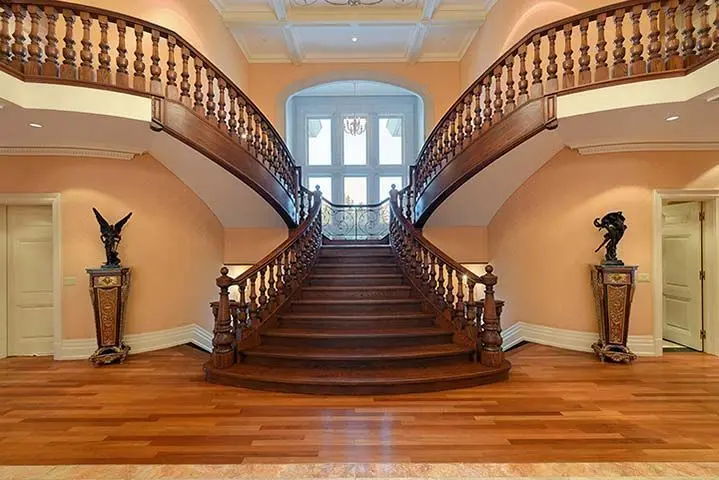 نرده چوب گردو برای پله‌های منحنی | طراحی و ساخت حرفه‌ای توسط فن و هنر