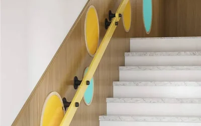 ضوابط طراحی و اجرای نرده ترکیبی چوب و فلز بیمارستان کودکان | ایمنی و زیبایی در فن و هنر